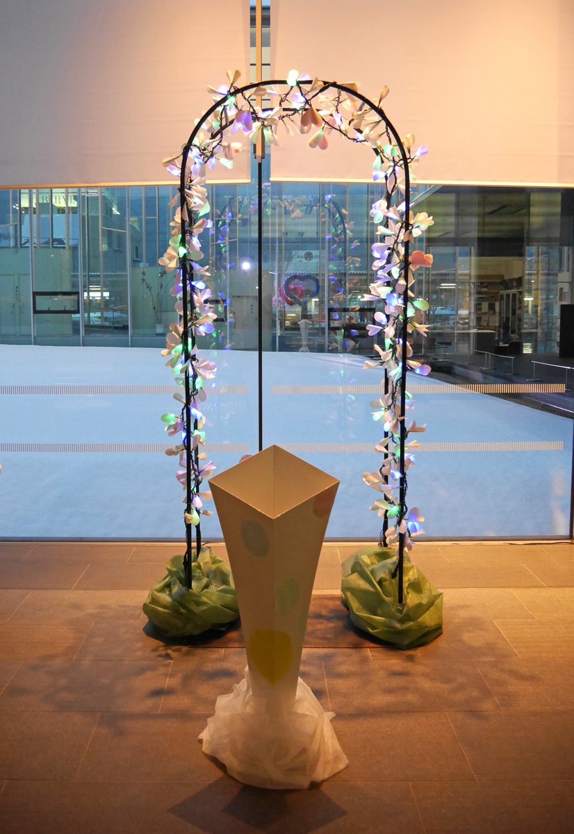 chinoshiminkan's tweet photo. ［バレンタインメッセージ～ハートの花に想いを込めて］
だれかに伝えたいメッセージをハートの花に託し、館内のアーチに飾ります。ハートが重なるフォトスポットや伝声管もお楽しみください。2/14まで！
https://t.co/bZVfCoipNV
#バレンタインメッセージ #valentinemessage #茅野市民館 https://t.co/7QrTur9XqJ