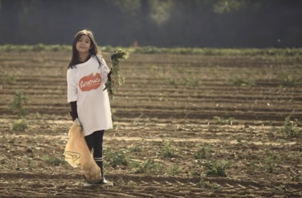 FoodWaste_Xpert's tweet photo. McCain nodigde families uit voor een echte aardappelmarathon, ten voordelen van de voedselbank. Bekijk hier de aftermovie van dit duurzame initiatief! #patathon #marathon #duurzaam #voedselbank #voedselverspilling https://t.co/9NOplJzJCS https://t.co/evJCyht7k6