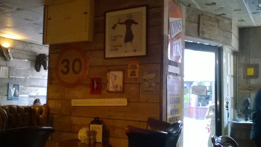ovalzonerugby's tweet photo. Coffee in The Bay Tree, Welshpool before heading up to @ParcEirias for the Six Nations openers #OldeWorldeCharm https://t.co/3WAQJp9t7U