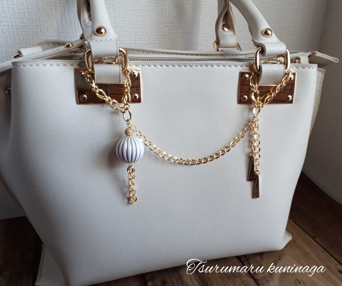 ゆかり 鶴丸イメージバッグチャーム 鶴丸をイメージしたシンプルだけど可愛いバッグチャームを作りました 歩く時にチェーンが揺れる音がして鶴丸を感じます こちらはリクエストboxでいただきました 考えるのとても楽しかったです Papillonplus