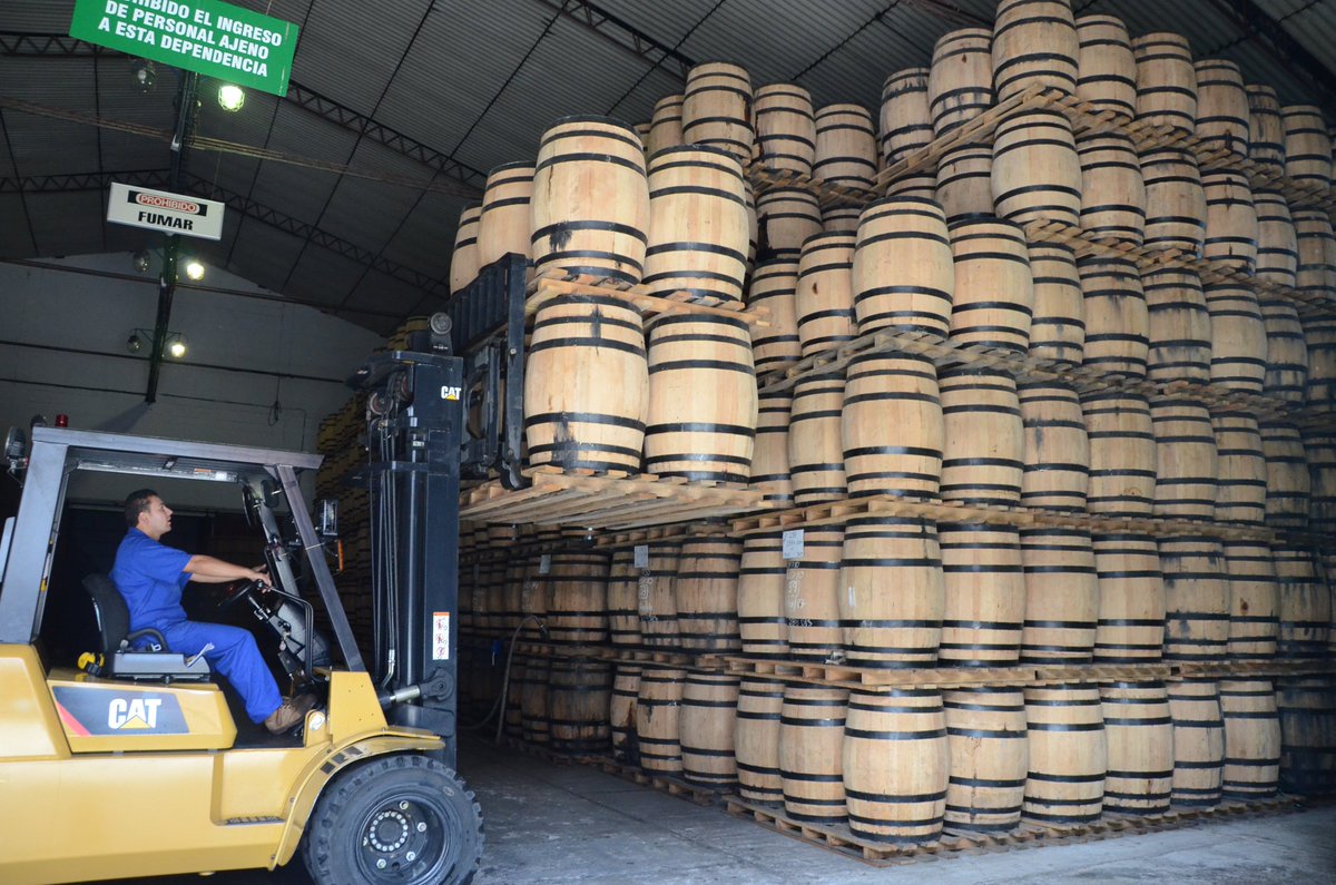 roncaldas_es's tweet photo. Un saludo al señor del toro de la Industria Licorera de Caldas porque gracias a su manejo con los palets me voy a tomar yo esta noche una copita de ron. https://t.co/6OTCnaRtpx