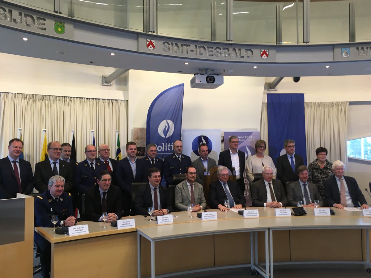 ThomasDeTav's tweet photo. Politiecolleges en korpschefs @pzvlas @pzwestkust @politiezoneriho en #pzpolder slaan de handen in elkaar en gaan unieke samenwerking aan tussen de 4 politiezones! https://t.co/ysXu5zPWCv