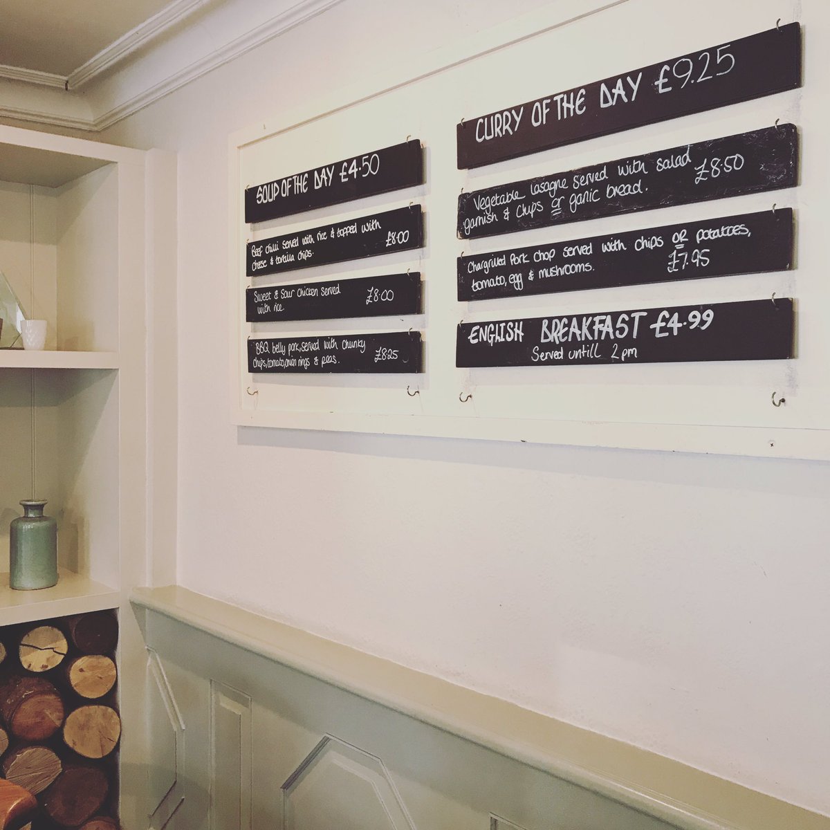HolmbushInn's tweet photo. It's the beginning of another busy weekend here at the Holmbush Inn! Why not treat yourself to one of our daily specials to celebrate the weekend your way? 🍽🍻 #TGIF #yummy #specials https://t.co/sSLguW2LL7