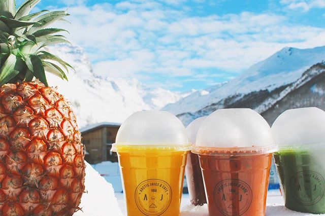 arcticjuicecafe's tweet photo. 🍓 It’s a Juice & Pineapple kinda Friday! 🍍
•
•
•
#Fuel2explore #Mountainenergy #Mountainlife #Cleanjuice #Seasonairre #Healthychoices #VitaminBoost #Energyhit #Sexy #Juice #Weekend #Vibes https://t.co/ufSY5mqtKg https://t.co/ZXOUSV7UMV