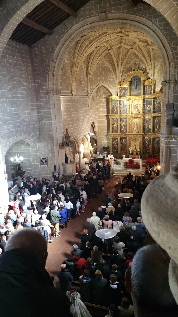 nurirol's tweet photo. La Iglesia de #Monrroy abarrotada a la espera de la entrada de #LasPurificás con sus cánticos... Lo contamos en los informativos de @cextremadura📻 @EXNdigital https://t.co/Ac5QMKwrtd