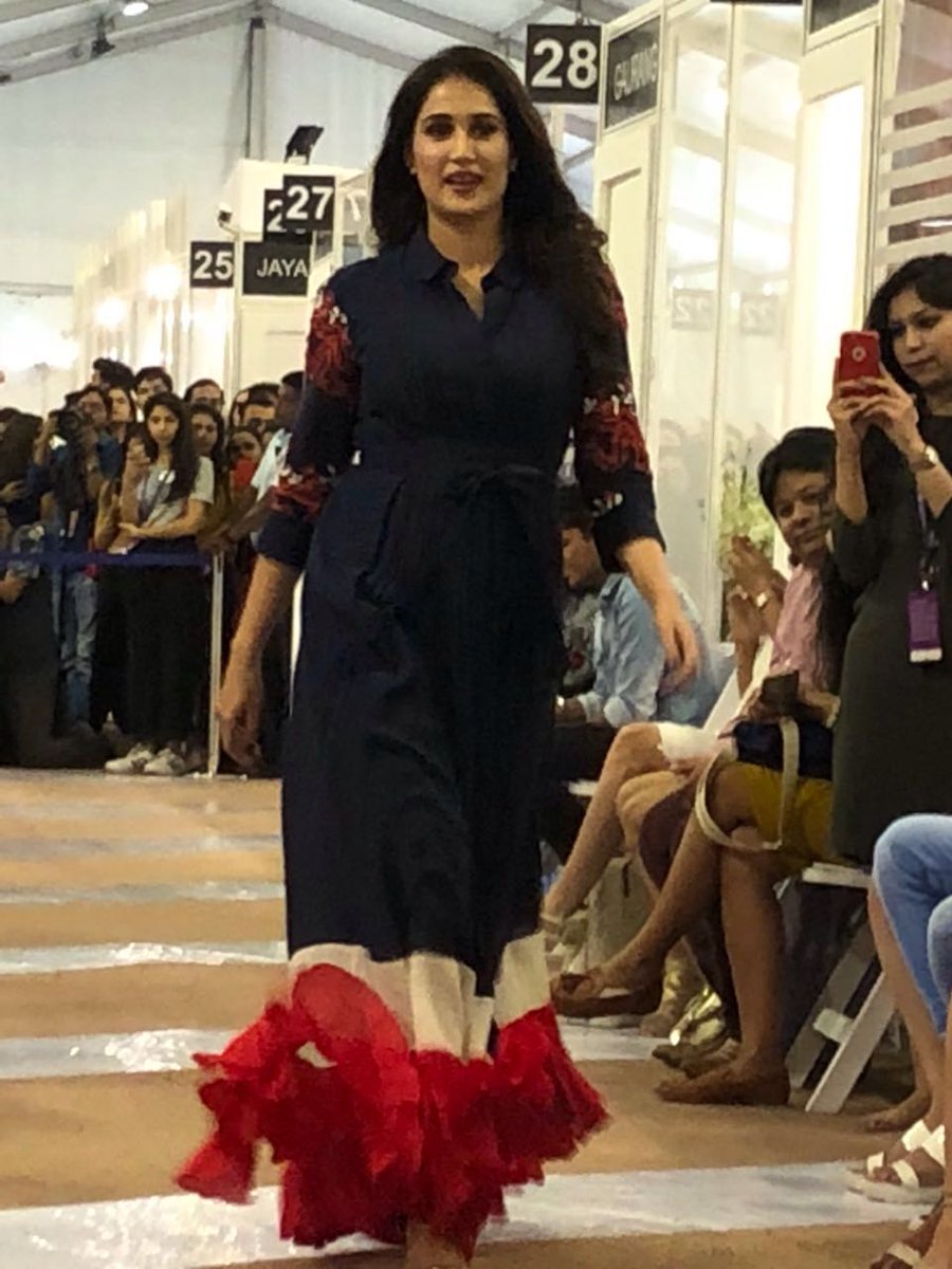 t2telegraph's tweet photo. Double bill from Cal!! @sagarikavghatge for @RishiandSoujit and @eyehinakhan for @OSAAbyAdarsh at the @LakmeFashionWk Summer/Resort 2018 #showstoppers #CalConnect #LFW https://t.co/PaJTf9WosH