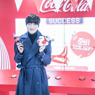guitastyoon's tweet photo. Coca-Cola etkinliğinden size bir kaç tane fotoğraf getirdim! Daha önce Coca-Cola denediniz değil mi?
#CokePLAY #CocaCola #GiantVendingMachine #FunAndExciting #PleaseTryItOut https://t.co/1RBgXJc2Sc