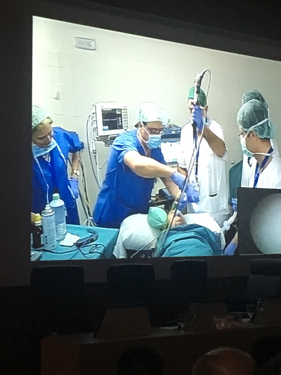 AlbertoCalaf's tweet photo. @simuvad Dr. Lorraine Foley @SAMHQglobal shows at #simuvad18 a new way to renove the SGA after intubatilng the patient trough it  @medcomtech_sa @medcomflow @fibroanestesia @AirwayMxAcademy https://t.co/1B4XqYf5WE