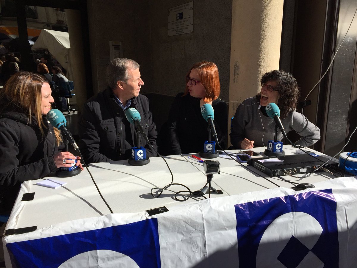 AytoBarbastro's tweet photo. Además de los vendedores, también los medios de comunicación viven una intensa jornada #FeriadelaCandelera #Barbastro https://t.co/wIh1zDDk7k