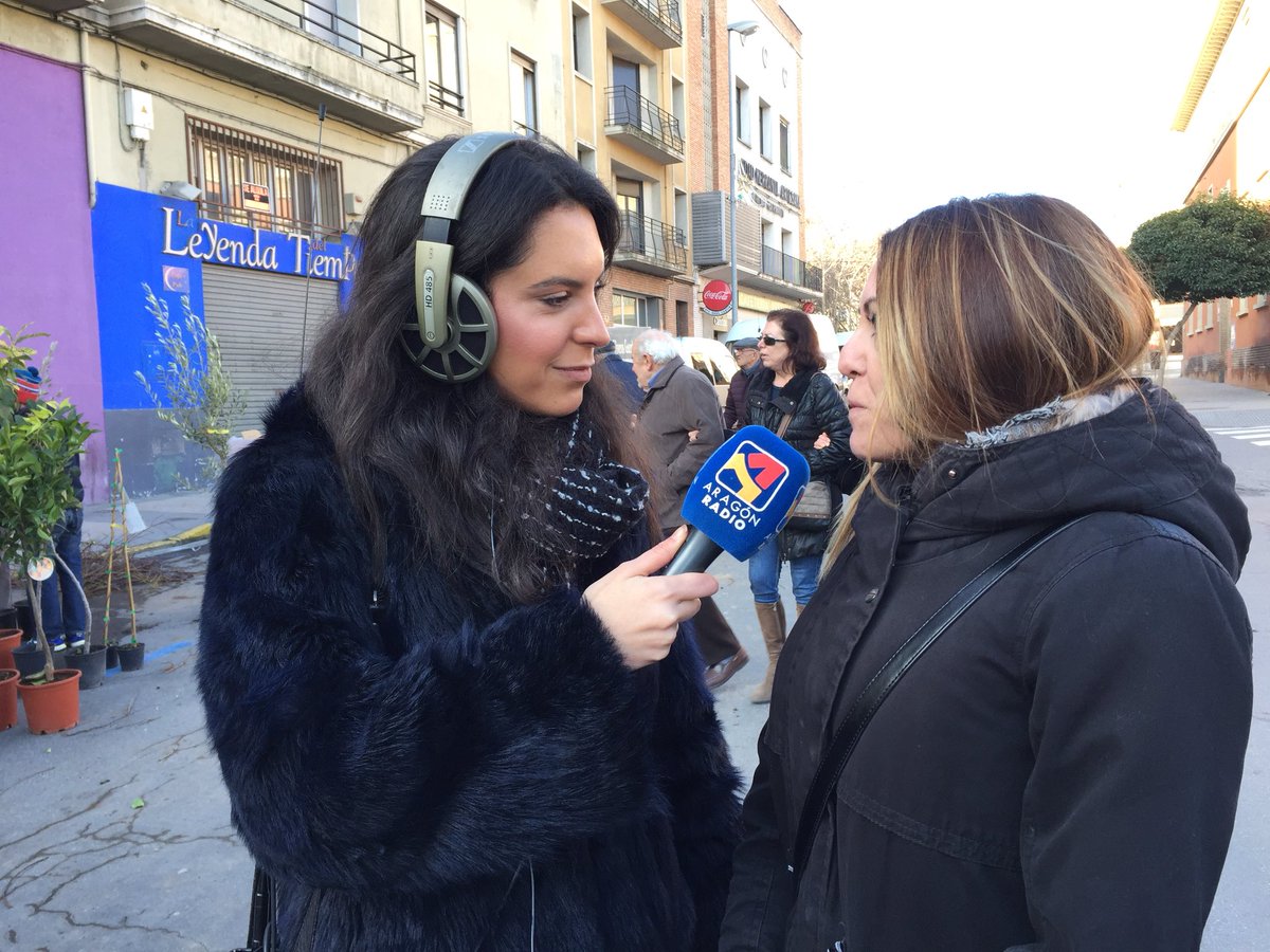 AytoBarbastro's tweet photo. Además de los vendedores, también los medios de comunicación viven una intensa jornada #FeriadelaCandelera #Barbastro https://t.co/wIh1zDDk7k