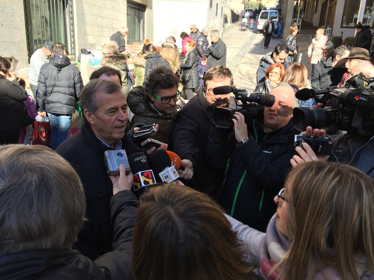 AytoBarbastro's tweet photo. Además de los vendedores, también los medios de comunicación viven una intensa jornada #FeriadelaCandelera #Barbastro https://t.co/wIh1zDDk7k