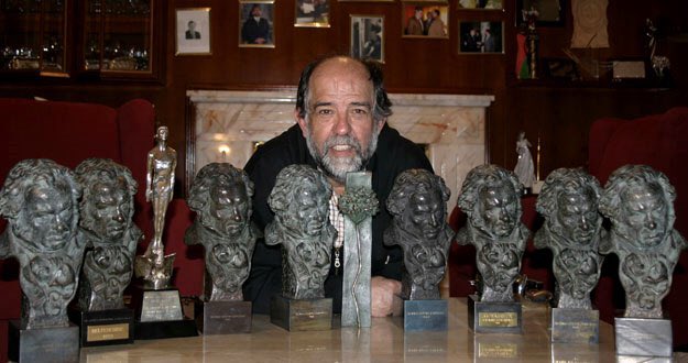 perezreverte's tweet photo. Reyes Abades participó en casi todas las películas hechas en España de mis novelas. Y era un tipo formidable. Deja en nuestro cine un agujero grande, como un disparo de postas hecho con una de las escopetas de sus magníficos efectos especiales. https://t.co/f8DaPjxM6j