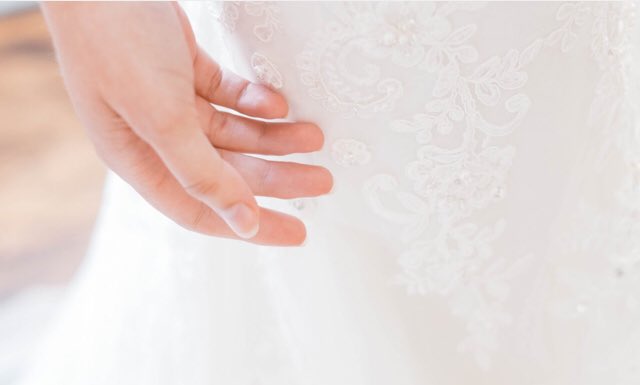 I often get told that brides plan to order their dress a size smaller so that they can lose weight to get into it. Here's why I don't think you should:

elainerawlings.co.uk/wedding/dont-c…