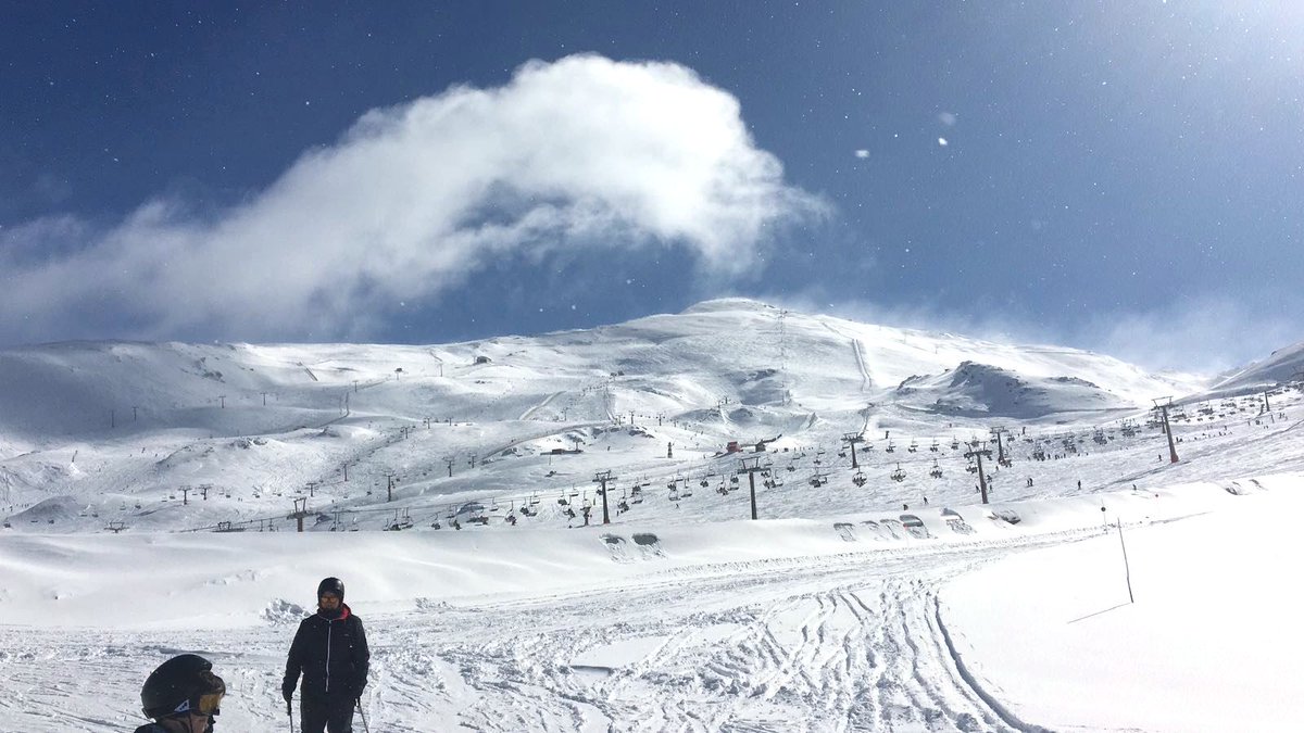 Y entre nubes y claros... sierranevada.es/webcams #SierraNevada ❄️🏂⛷️