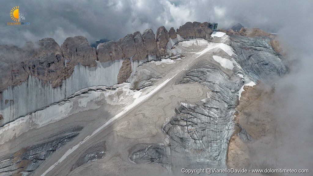 DolomitiMeteo's tweet photo. Il 2017 è stato definito l'anno più drammatico per i ghiaccia nostrani e per la #marmolada come si può vedere da questa immagine emblematica di Davide Vianello #weekendmeteo @Meteotrentino #valdifassa #vigodifassa https://t.co/g6neZQrfzq