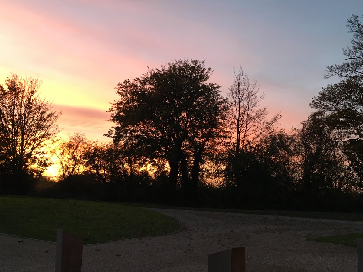Euro_Dis's tweet photo. Ahh.... the sun sets on another busy week here at Eurostand HQ. The perks of working in the middle of nowhere! #FordEnd #GreatDunmow 
Whatever you're up to, enjoy the weekend... https://t.co/nihYNSGoS6