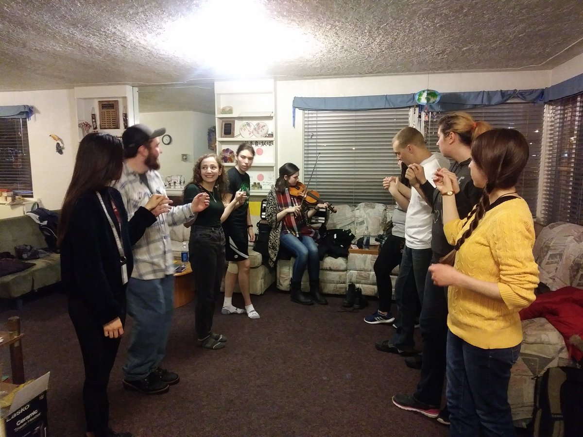 Muid ag cleadhtadh don chéilí sa Teach Idirnáisiúnta <a href="/umontana/">University of Montana</a> ar an Máirt. Réidh don chéilí anocht sa Union Club! 

Tuesday's practise went well in UM's International House for the céilí tonight in Union Club!
#bliainnagaeilge2018 #Fulbright #FirstFriday