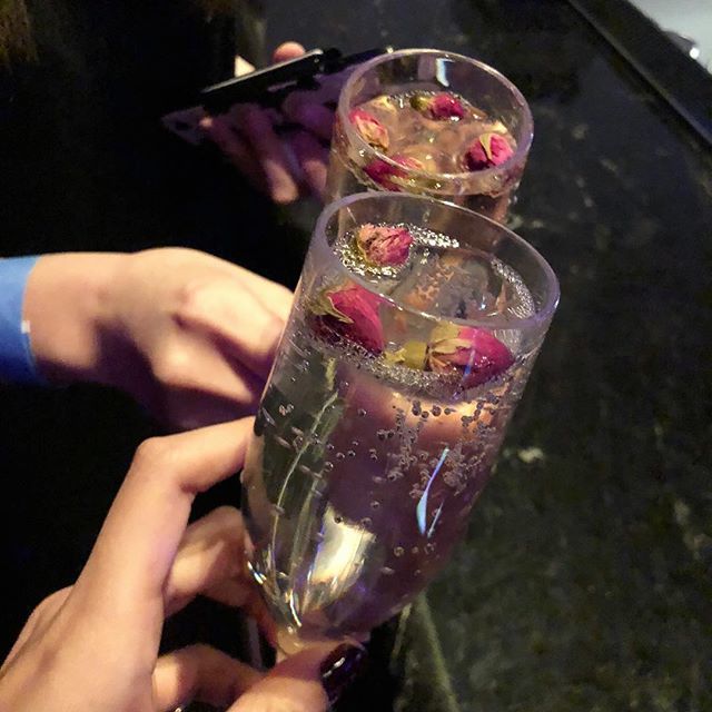 missteasz's tweet photo. 这杯叫🚀的真tm喝了要飞 还有那杯叫666的 样子那么好看有什么用加了cheap白酒还不是第二天要头痛 #喝酒如看人 https://t.co/s7GdWzNzma https://t.co/6iRAfmn99j