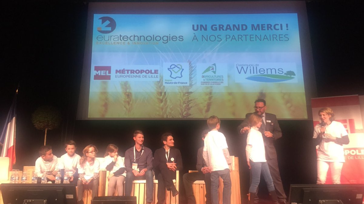 euratechnologie's tweet photo. Pour clôturer cette inauguration, le jury remet les diplômes aux enfants venus coder, programmer des #robots au cours du #hackathon. #InnovAgTech #FrAgTw #Willems #coding #robotic #makers #larelève 👏🏼 https://t.co/Lquia3jnSA