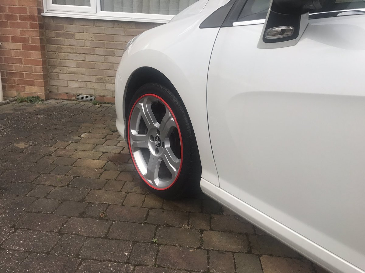 MotorSplash_'s tweet image. Next up Peugeot 308 in for a new set of Red Alloygators #Alloygator #Cheltenham #Peugeot #Rimprotection #Alloys