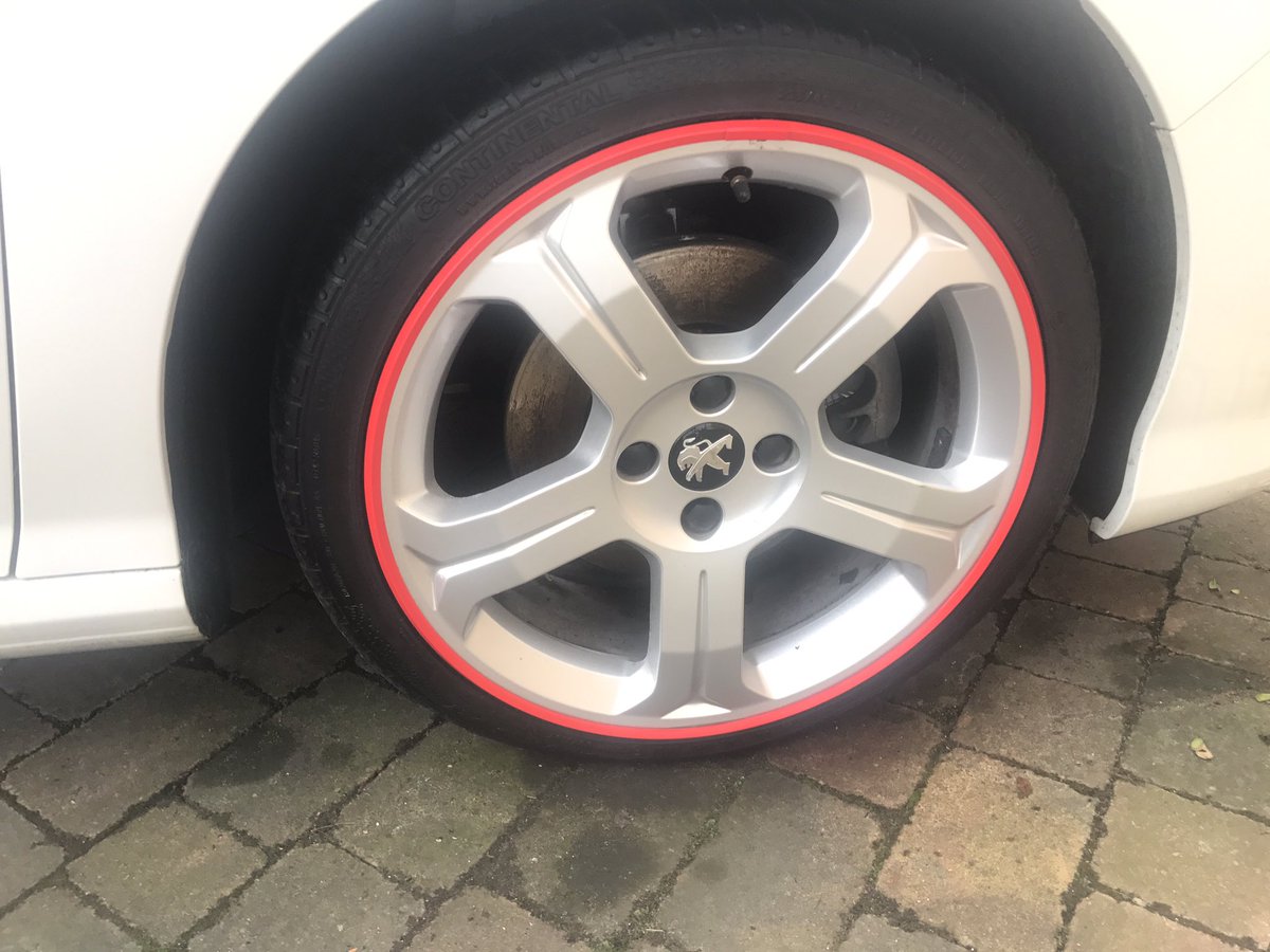 MotorSplash_'s tweet image. Next up Peugeot 308 in for a new set of Red Alloygators #Alloygator #Cheltenham #Peugeot #Rimprotection #Alloys