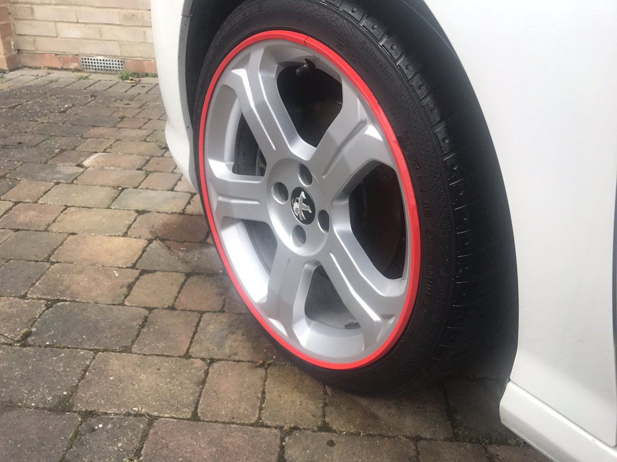 MotorSplash_'s tweet image. Next up Peugeot 308 in for a new set of Red Alloygators #Alloygator #Cheltenham #Peugeot #Rimprotection #Alloys