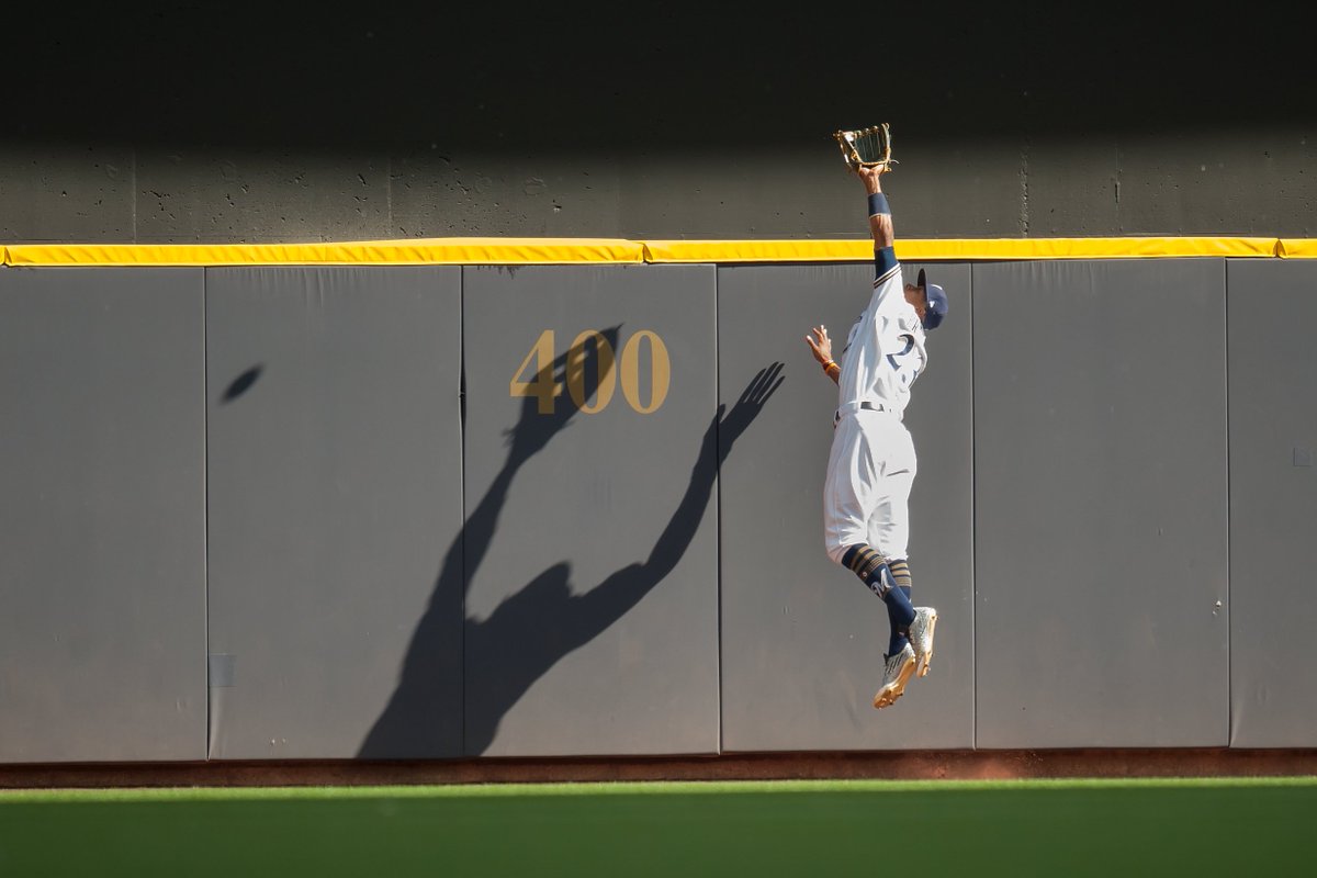 Brewers's tweet photo. Forget Punxsutawney Phil.... How about that time we all saw @KeonDDBroxton's shadow as he made this spectacular catch against the @Cardinals?!
#SpringTrainingIsComing
#FlashbackFriday
#GroundhogDay https://t.co/sq4FY7A70n