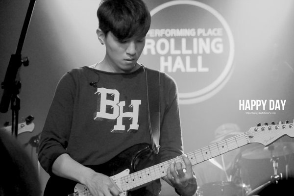 First performance after debut! He conveys the emotion as if he has his heart broken but smiles so bright looking at the people who came to support and knowing you& #39;re there <3
