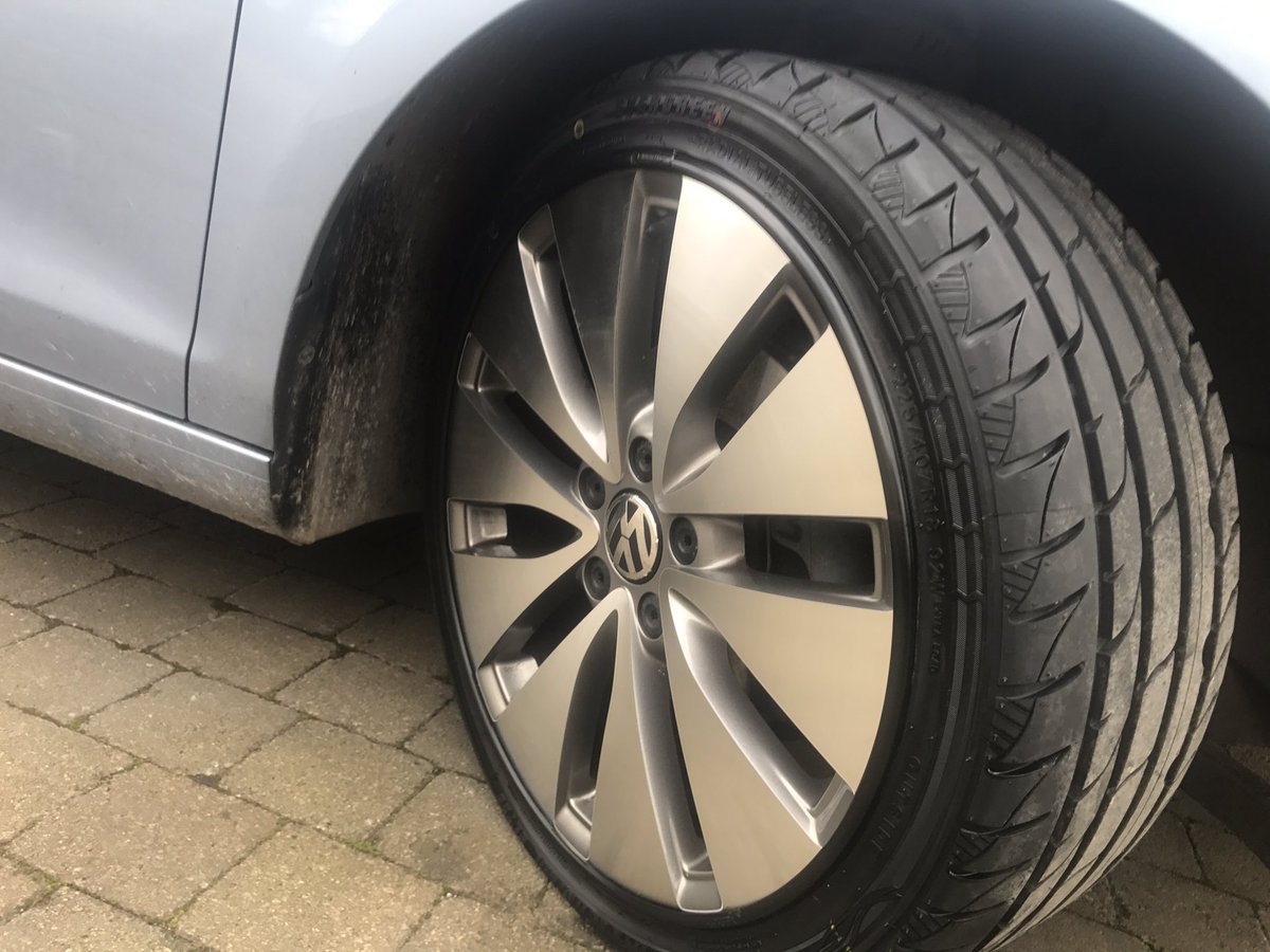 MotorSplash_'s tweet image. New set of Black Exclusive Alloygators on this Volkswagen Golf!  #Alloygator #Cheltenham #Volswagen #VW #Golf  #Rimprotection