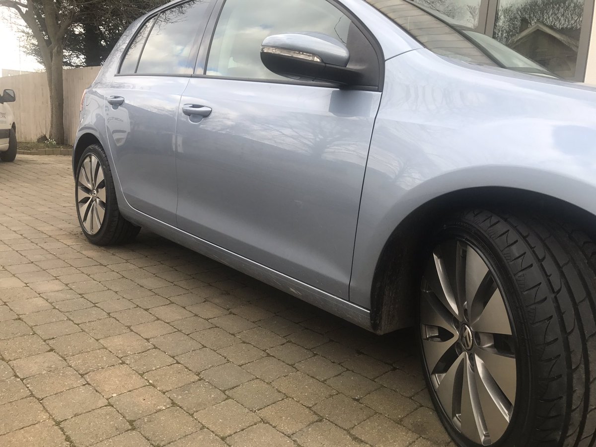 MotorSplash_'s tweet image. New set of Black Exclusive Alloygators on this Volkswagen Golf!  #Alloygator #Cheltenham #Volswagen #VW #Golf  #Rimprotection