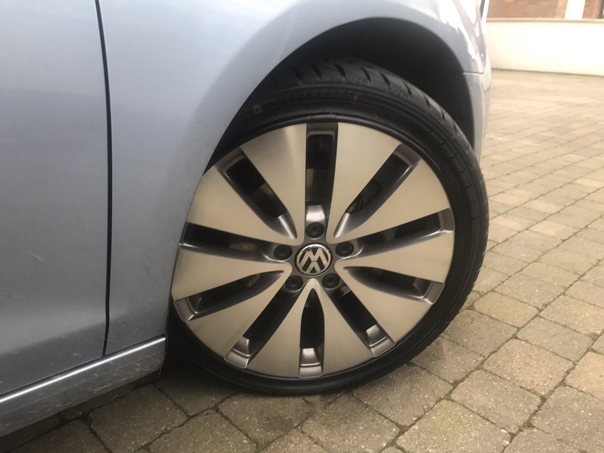 MotorSplash_'s tweet image. New set of Black Exclusive Alloygators on this Volkswagen Golf!  #Alloygator #Cheltenham #Volswagen #VW #Golf  #Rimprotection
