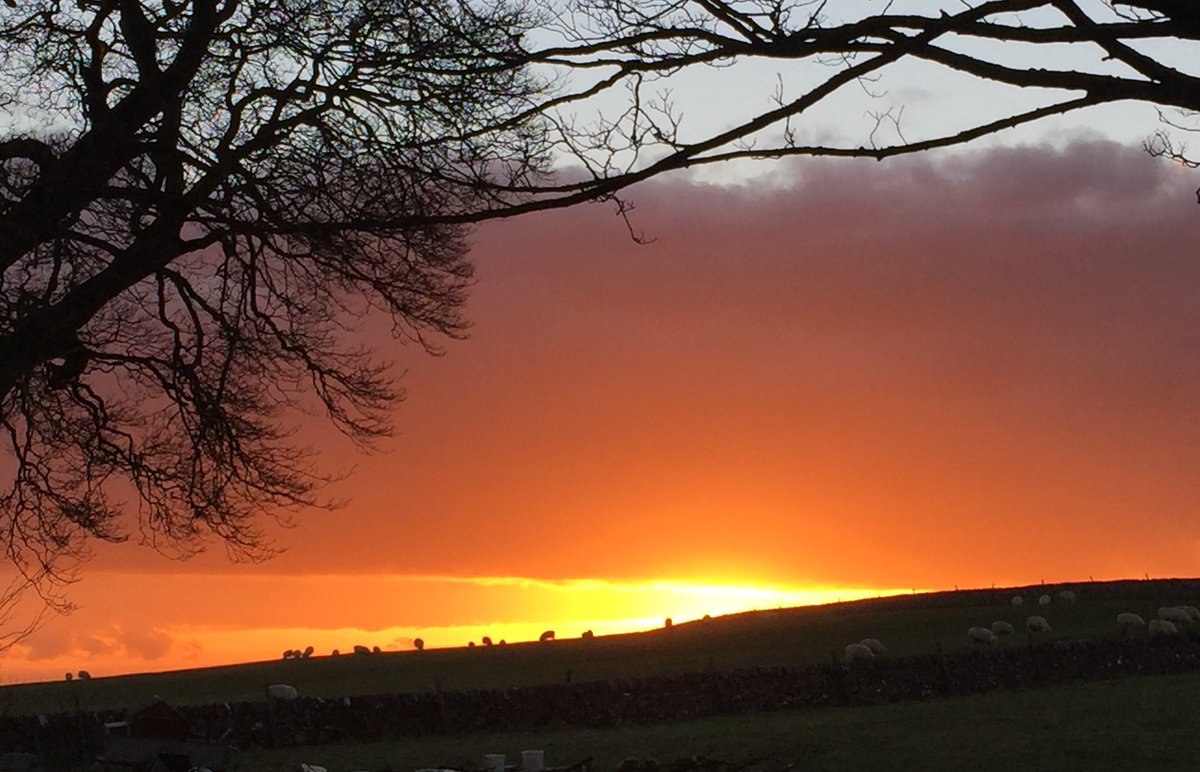 BentyGrange's tweet photo. Tonight’s stunning sunset 🌅 #peakdistrict#happy place https://t.co/SM01HMF26P