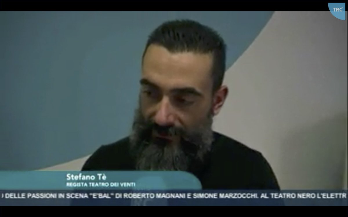 TeatrodeiVenti's tweet photo. "L'autore si è visto privato di gran parte del testo, per arrivare all'essenza dei rapporti tra famiglie, clan, poteri" al minuto 28.35 del TG di @trc_tv l'intervista al regista @StefanoTex su #UbuRe in scena fino a domenica al Teatro dei Segni #Modena > https://t.co/SsS6IdjSyr https://t.co/l1Veh9DhGM