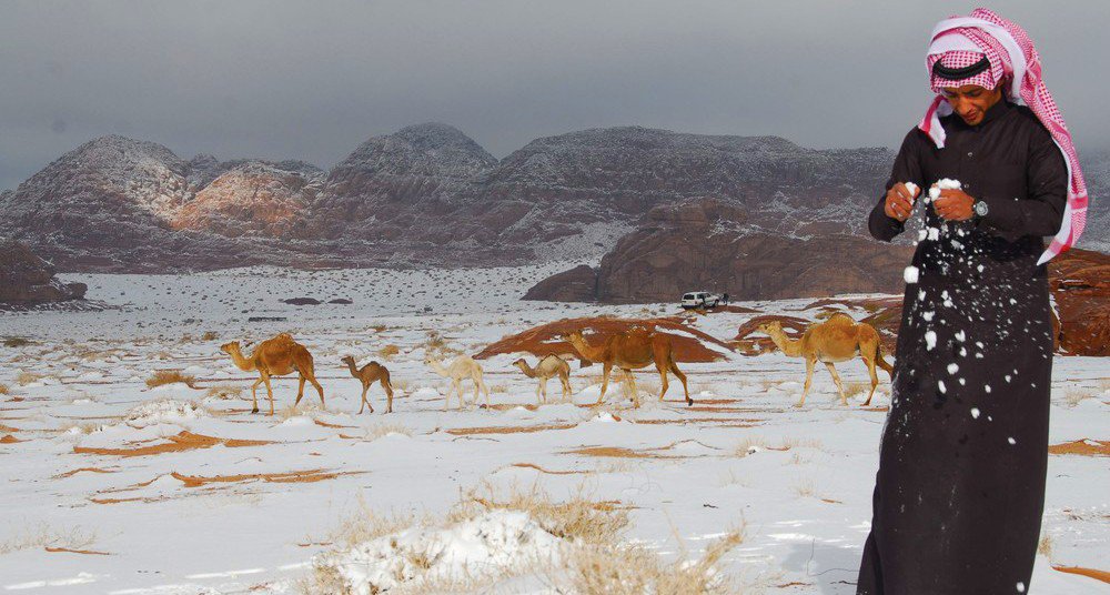 EresInteligente's tweet photo. La foto es una nevada que ha tenido lugar en pleno desierto de Tabuk, en Arabia Saudita, https://t.co/GR9rRIafkB