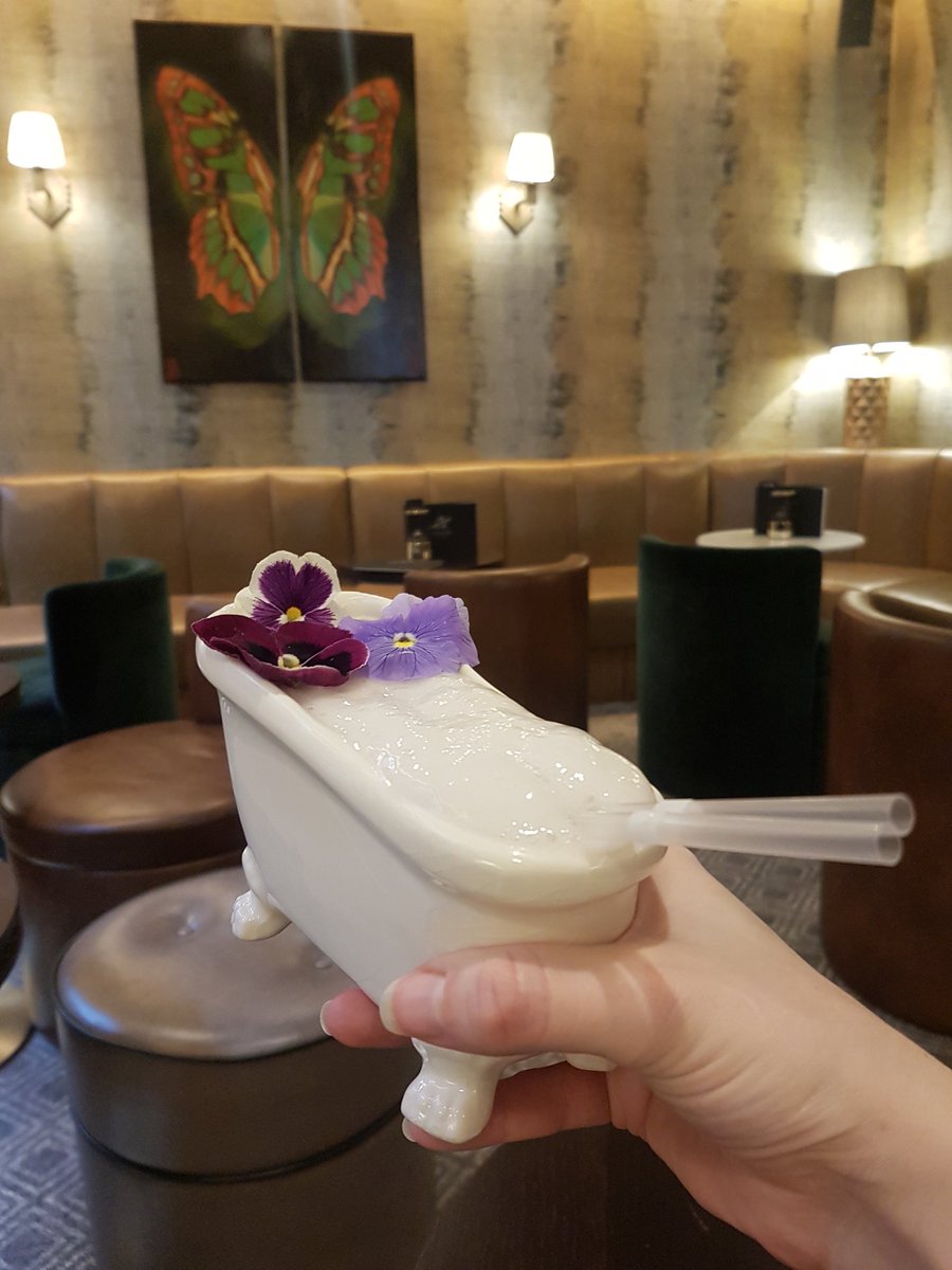HushMayfair's tweet photo. Aviator's 'Champagne Jacuzzi' is giving a whole new meaning to a Friday night soak in the tub #FridayFeeling #Friday #friyay #cocktails #byedryjanuary #FinallyFebruary https://t.co/ksNKQdXl5Z