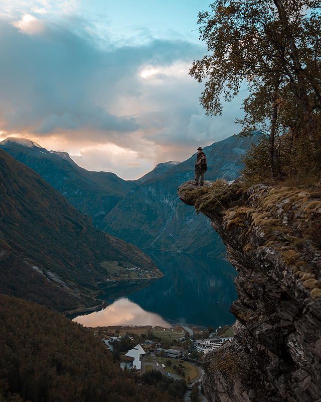 StampTravel's tweet photo. Stamp #752 - Norway 🇳🇴: BEWARE 🚨 🚨 BEAUTIFUL VIEW IN #Norway 👀

Head to the Geiranger viewpoint to get this incredible #view. You have to climb over the little fence and within a minute you'll be there. Be careful now. It goes way down.

Thank yo… https://t.co/oASmTgXxIC https://t.co/xavsDOacMf
