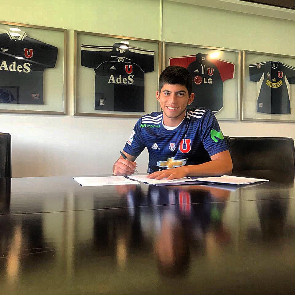 twentytwochile's tweet photo. 📋 Está mañana Gabriel Mazuela firmó su primer contrato profesional con la Universidad de Chile. ¡Felicitaciones Gabo! 9️⃣ @gabomazuela11 @udechile https://t.co/iXghNQw6Fr