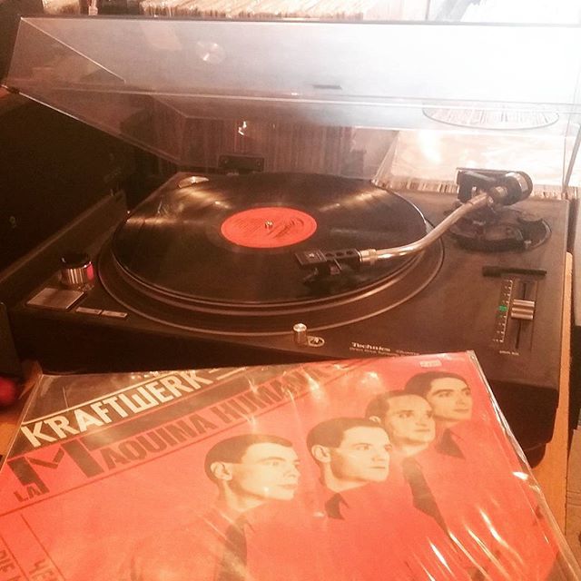 eurekarecords's tweet photo. Hoy es #Viernes y estos muchachos lo saben #Kraftwerk girando a #33RPM .
.
.
.
.
.
.
.
.
.
.

#ManMachine #MaquinaHumana #Vinilo #Vinyl #Technics #DiscoesCultura #EurekaRecords #BuenosAires #SanTelmo #RecordStore https://t.co/EAy6icLIdy https://t.co/Swtg4mOsf8