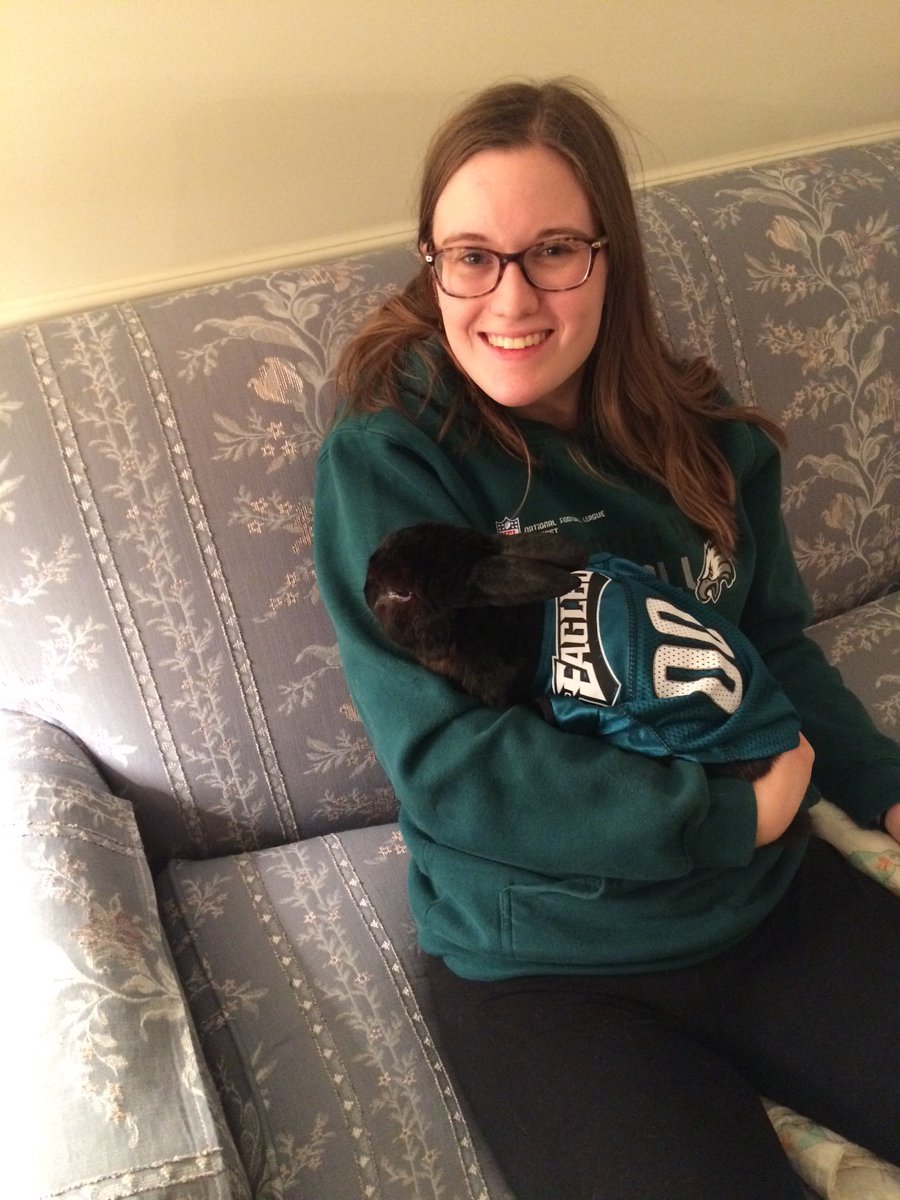 lindzt_18's tweet photo. @Eagles @NBCSPhilly My bun and I are geared up for the super bowl! #authenticfanfriday https://t.co/QxNBbmFHCw