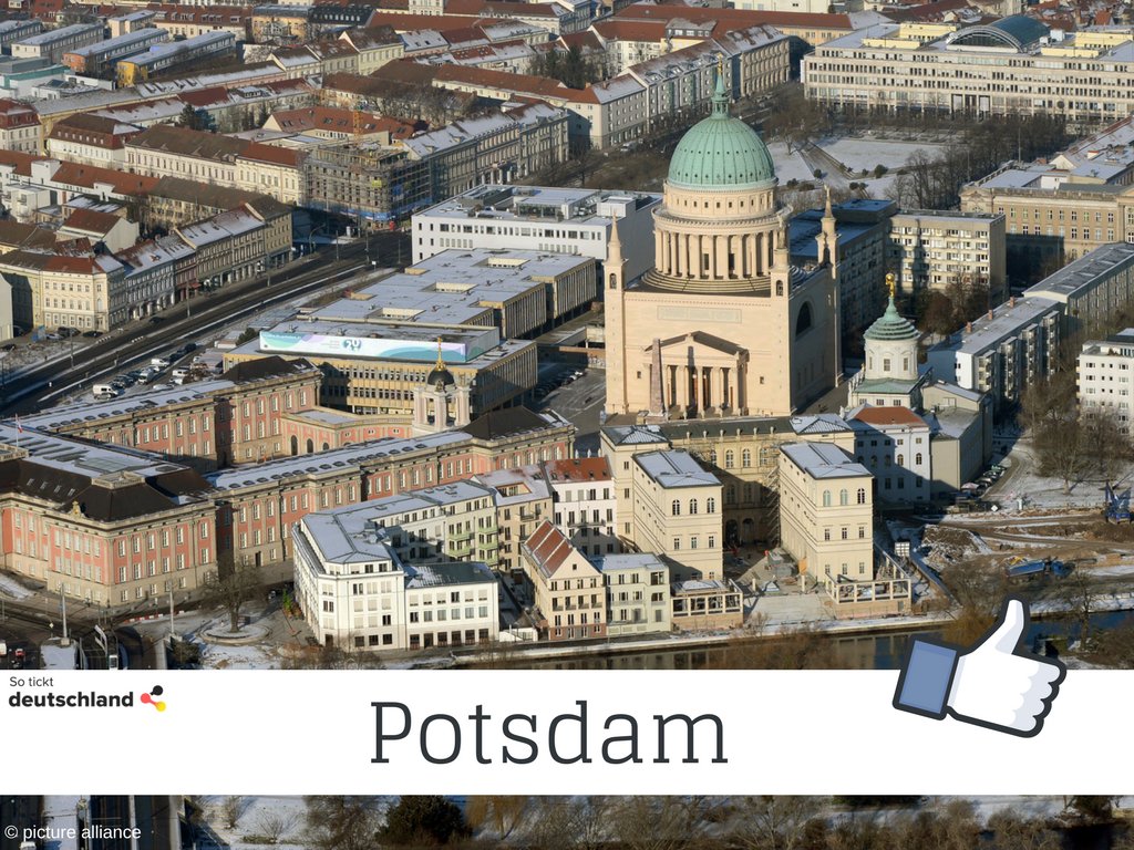de_deutschland's tweet photo. 👍🏦⛲🏰🤓Na, habt ihr's gewusst? Die gesuchte Stadt ist #Potsdam! Die #Glienicker Brücke verbindet die Hauptstadt von #Brandenburg mit #Berlin. Bekannt ist Potsdam besonders durch Schloss Sanssouci & das #StudioBabelsberg. @LH_Potsdam @deinpotsdam #StädterätselDE #UNESCOWelterbe https://t.co/7FMqjDGMKv