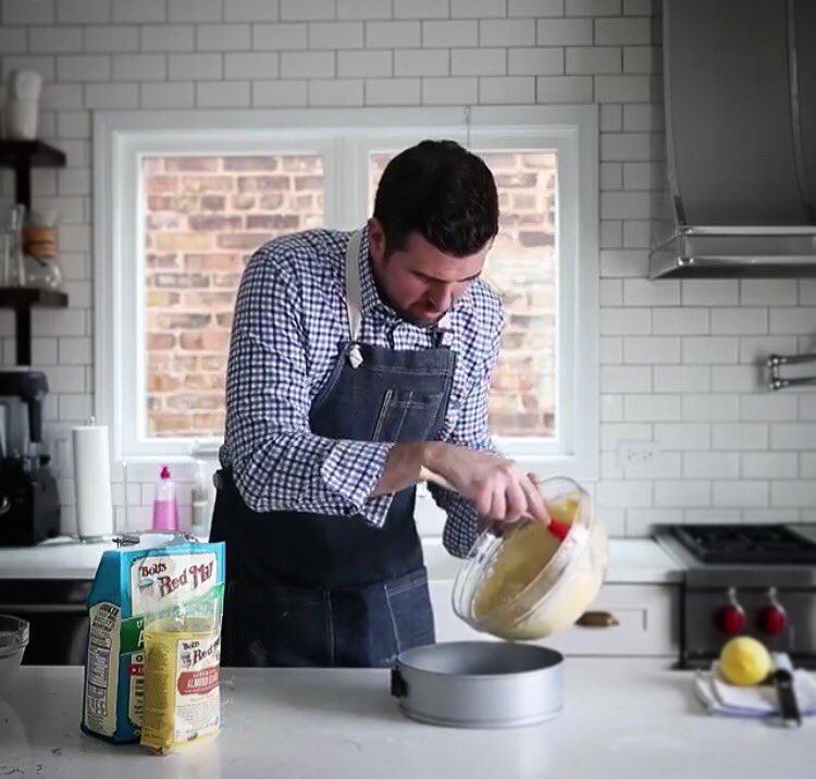 5Loaves2Fish_'s tweet photo. @chefbillyparisi doing his thing rocking a top of the line #apron. Get yours at https://t.co/oL2FN2qmYc #aprons #denim #denimapron #chefs #cooks #cooking #bobsredmill #feedfeed #thefeedfeed #food #foodie #foodporn #chefstyle #chefsroll #chefstalk https://t.co/DR2Bg3xN1U