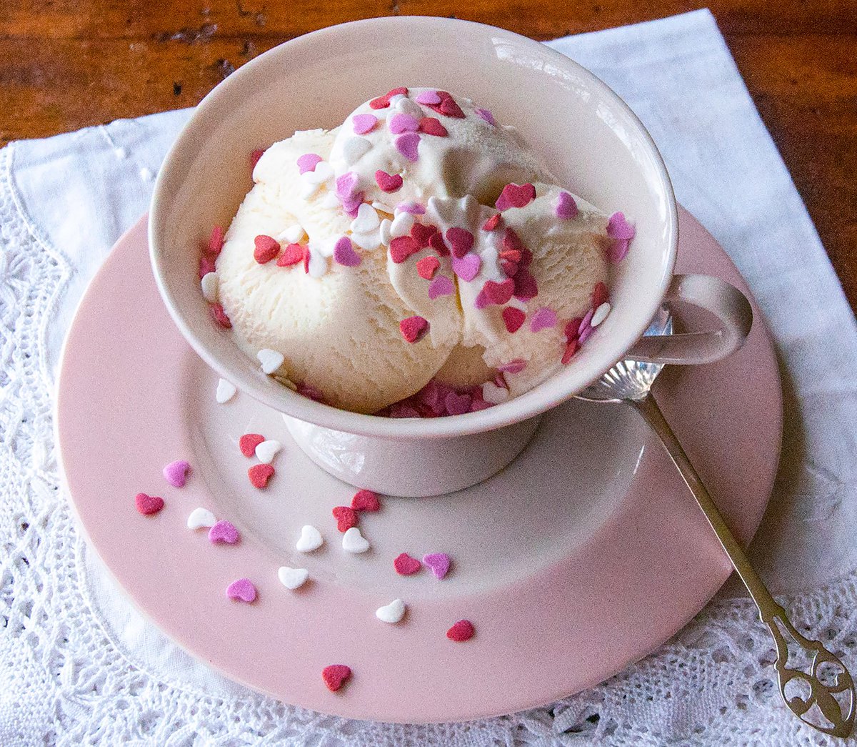 IndiaTree1's tweet photo. Happy #GroundhogDay! Let's pretend it's #spring already and enjoy a dish of #icecream #sprinkled with #hearts. #IndiaTree #NaturesColors #FunnyValentine #PlantBased #PlantBasedColor #NoArtificialColoring https://t.co/n43xZTrzjO https://t.co/I0ZQiQROfX