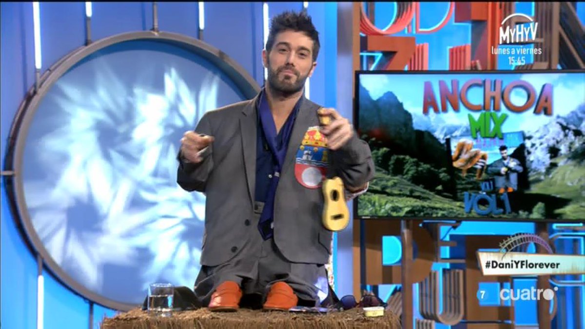 #DaniYFlorever "So-ba-di-to quiero respirar tu cuello sobadito" 😂 mdia.st/directo4