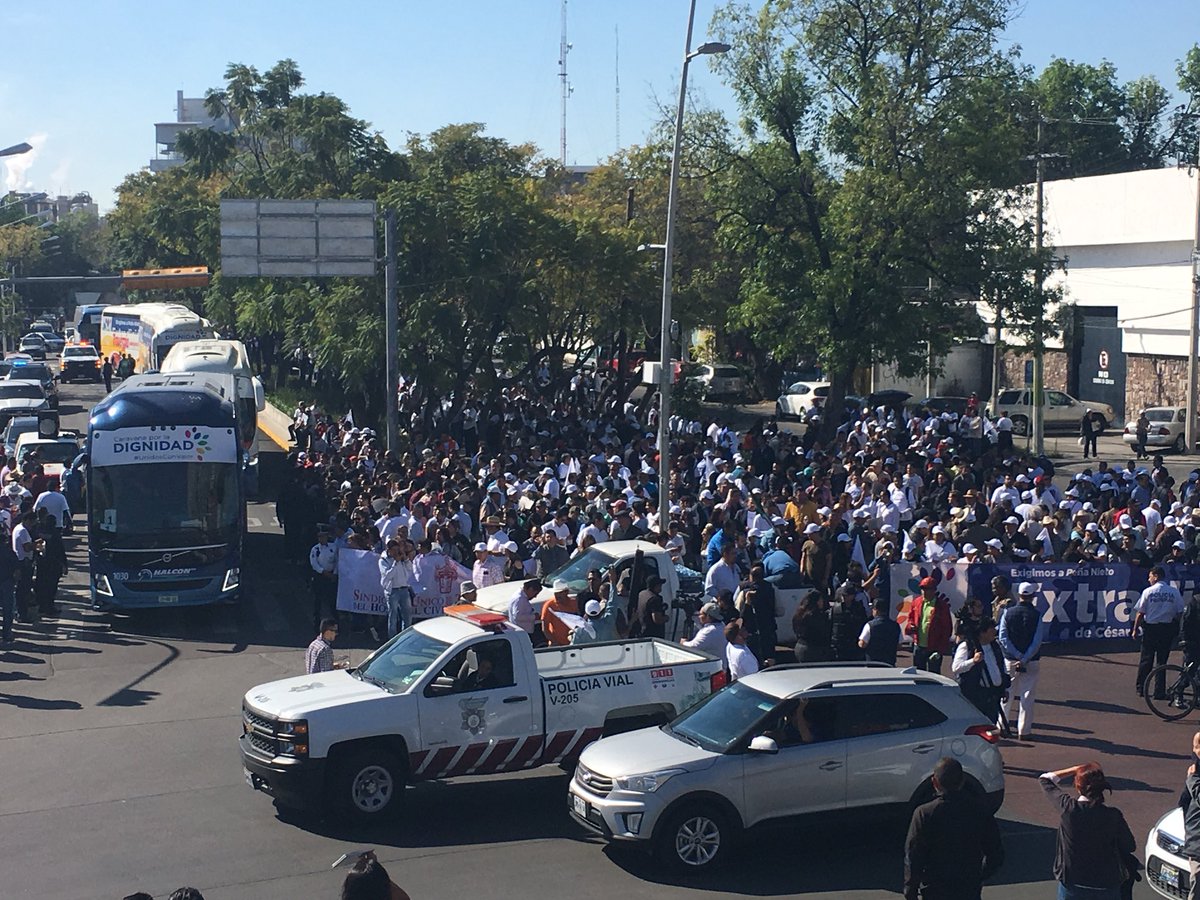 TweetPolitico's tweet photo. Día 14 #CaravanaPorLaDignidad: Esta por iniciar la marcha en Guadalajara, solo esperan la llegada de @Javier_Corral. Mucho apoyo de grupos de la U de G incluyendo la Federación de Estudiantes Universitarios y el Sindicato de Maestros. https://t.co/nXNwC28iNW