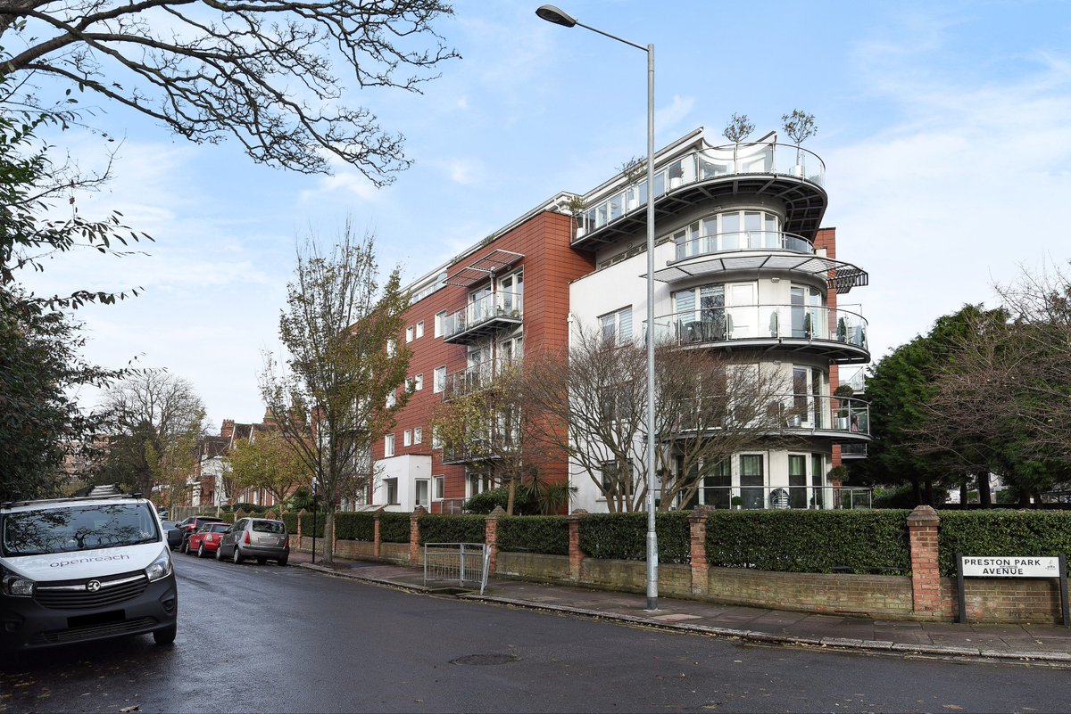 HamptonsHove's tweet photo. LET AGREED on this modern 2 bedroom, 2 bathroom first floor apartment located around #PrestonPark, #Brighton with underground parking! #SuccessfulFriday https://t.co/T3bY3AWZRc
