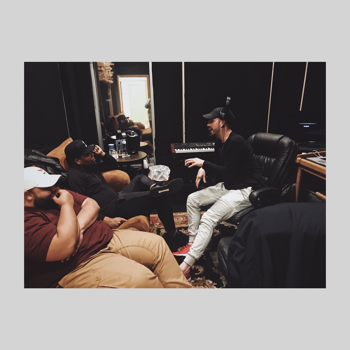 TravyJoe's tweet photo. Esto es una típica reunión de producción. Tenemos que ganarnos al mundo con el don que Dios nos ha regalado. @Maelogram @djkald #hhstudio #músicanueva  #comingsoon https://t.co/28Yf5qKLLI
