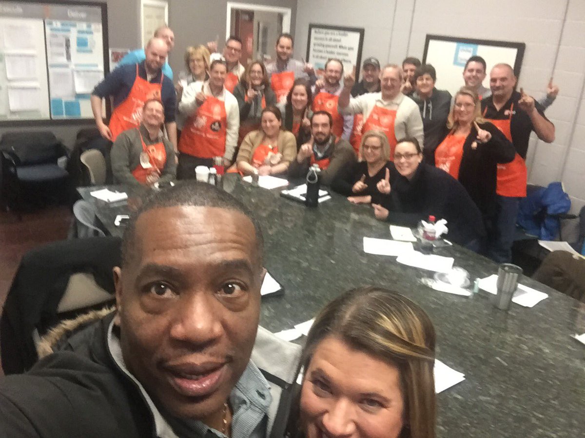 SueSamuels701's tweet photo. Great day for D320 Pro Training! #dominate2018 #wehavetheteamtodoit #thanksLB @JulieGiattino @lb_willis1 @HouleHeather @CCallender07 @TheClanMcClain https://t.co/QNKsruIPMk
