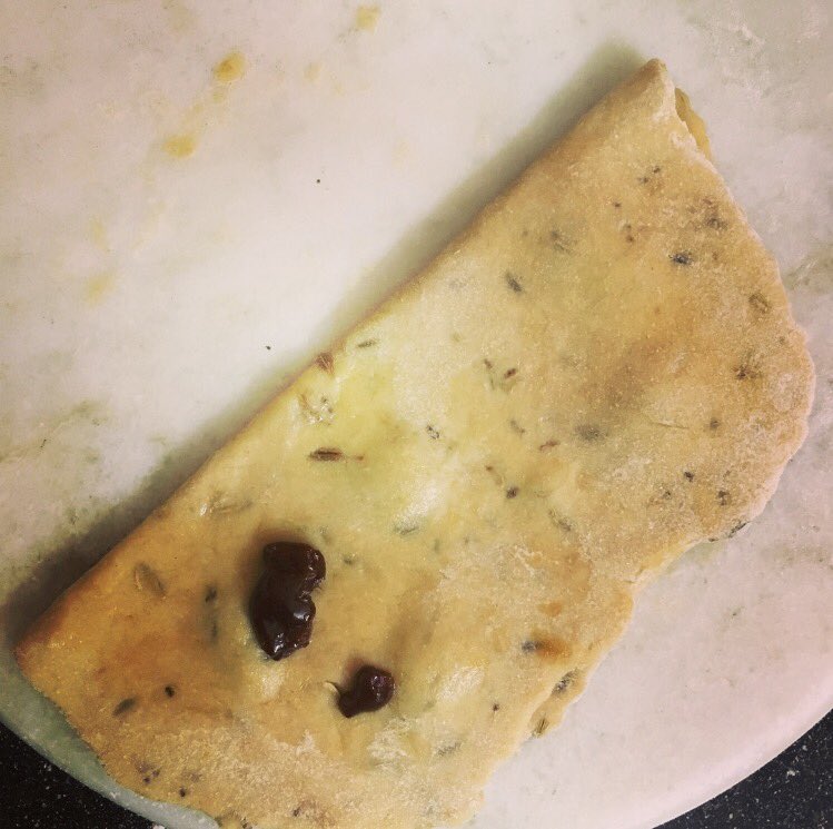OneTweetRecipes's tweet photo. Desi "paratha" version of #bananapancake ... knead dough with banana mash and dry roasted saunf (aniseed). Use desi ghee to roll out layered paratha. Fold jaggery/sugar in layers if you please. Enjoy with fresh seasonal fruits and caramelised dry fruits #onetweetrecipes https://t.co/ma7vLiReLw
