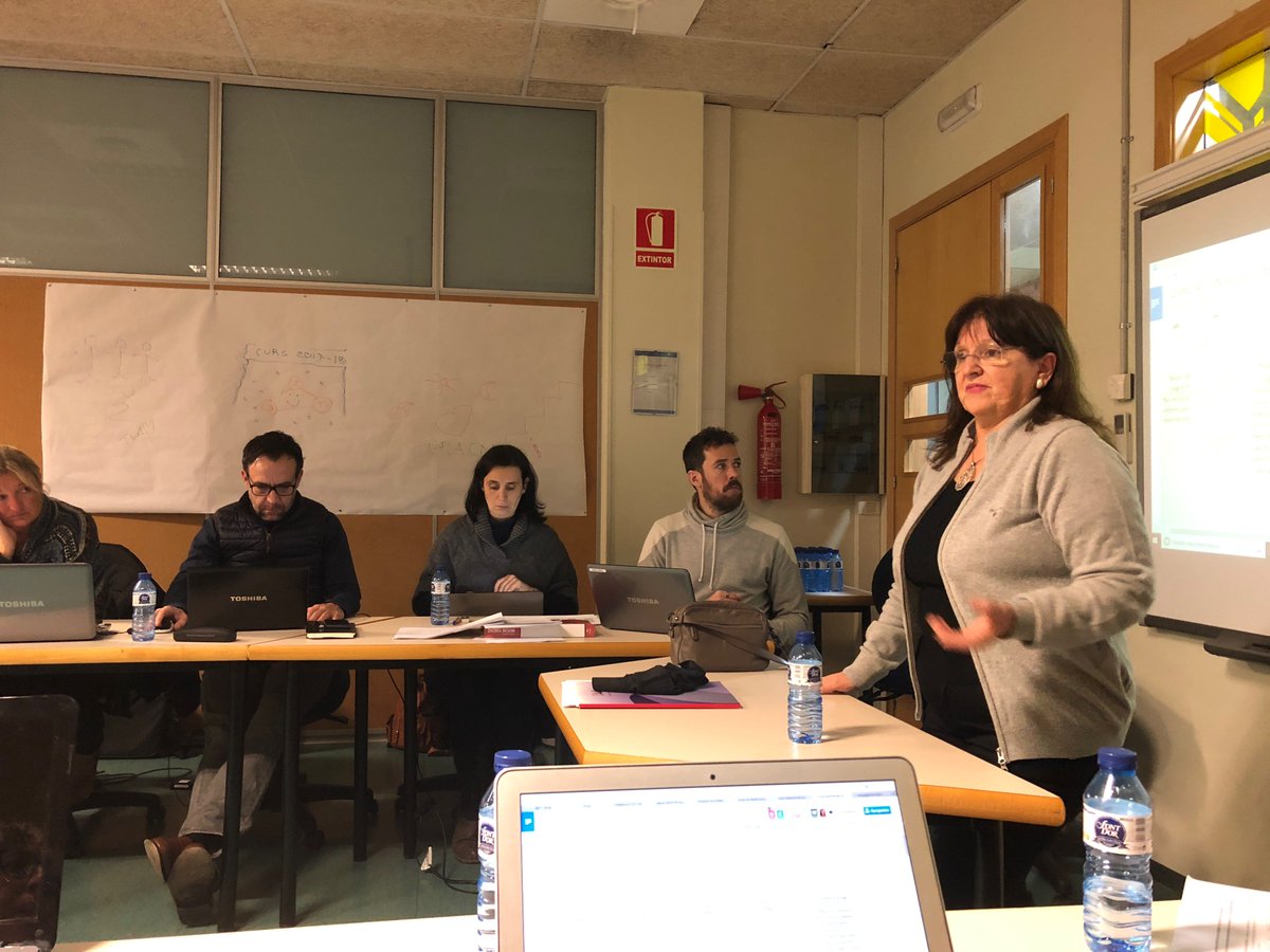 jesuitesinnova's tweet photo. L'equip de treball sobre #lecturaiescriptura del #MOPI, acompanyats per l'#Esteladangelo, treballa per una #avaluació coherent amb el Model d'Aprenentatge de les Llengües #MALL de @JesuitesEdu https://t.co/eKLJARYSb2