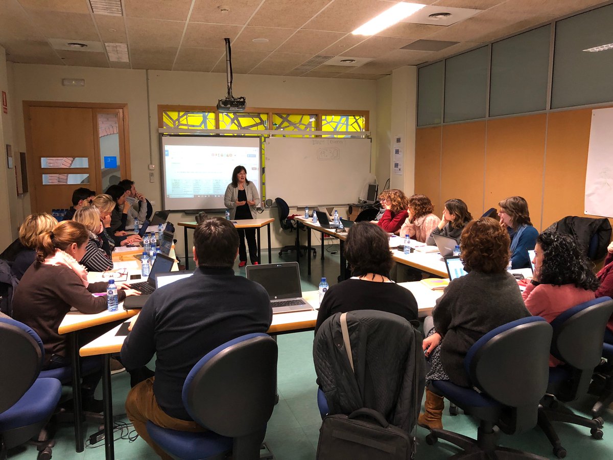 jesuitesinnova's tweet photo. L'equip de treball sobre #lecturaiescriptura del #MOPI, acompanyats per l'#Esteladangelo, treballa per una #avaluació coherent amb el Model d'Aprenentatge de les Llengües #MALL de @JesuitesEdu https://t.co/eKLJARYSb2